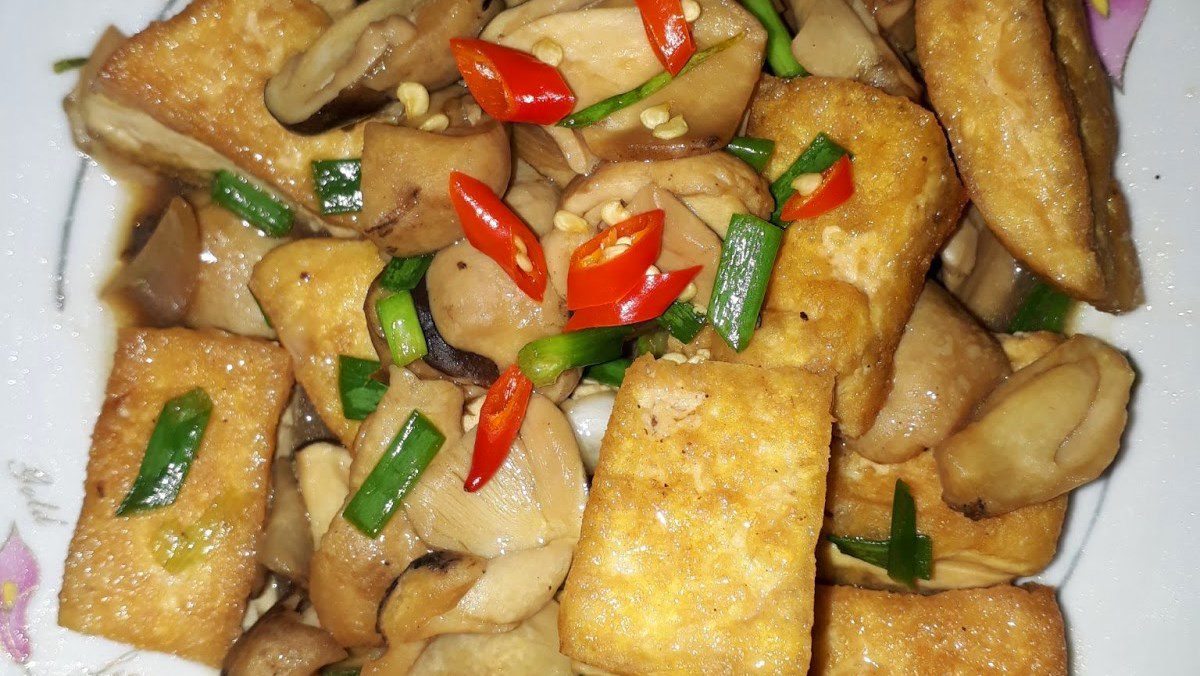 Straw mushroom cooked with tofu