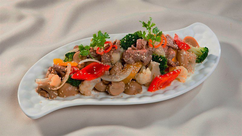 Beef stir-fried with oyster mushrooms