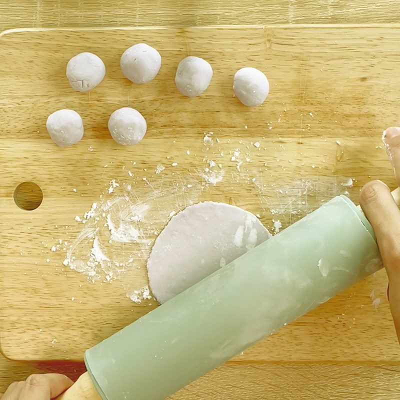 Step 7 Shaping the cake for Butterfly Pea Flower Tapioca Cake with shrimp and pork