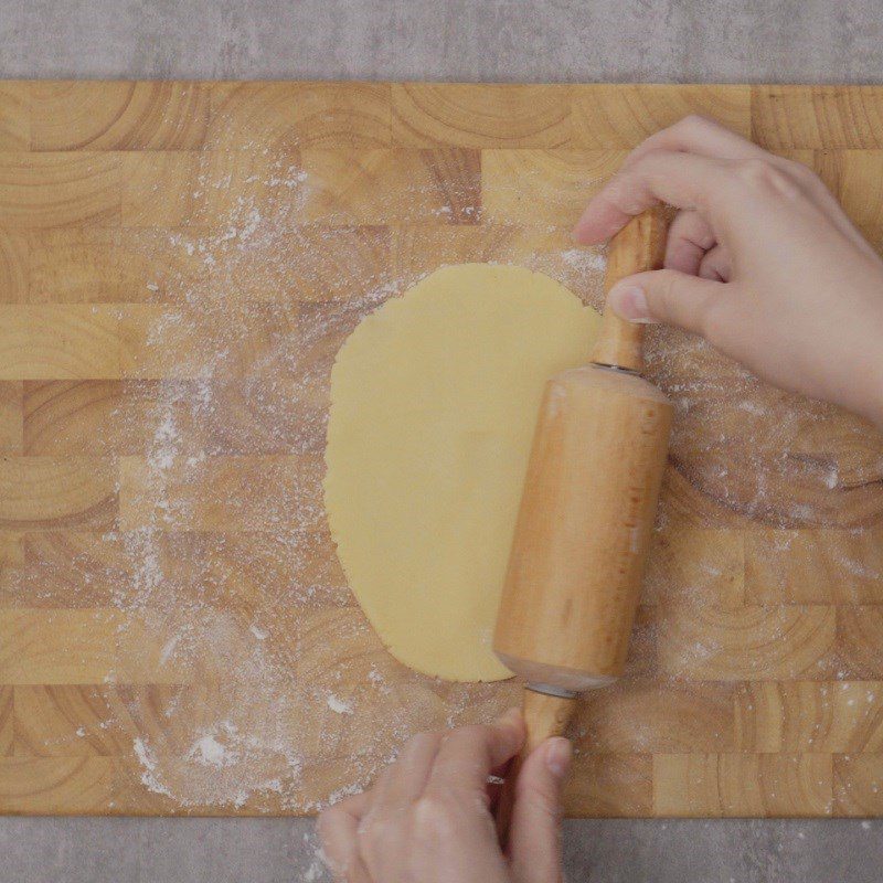 Step 3 Forming and Pressing the Cake Mooncake with mung bean filling using a rice cooker