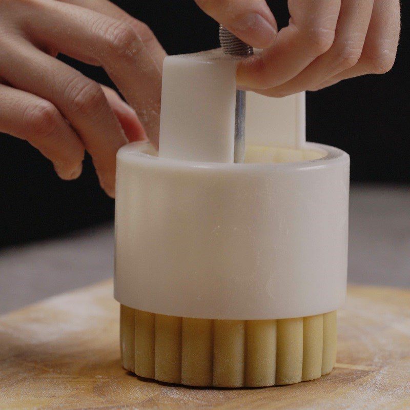 Step 3 Forming and Pressing the Cake Mooncake with mung bean filling using a rice cooker