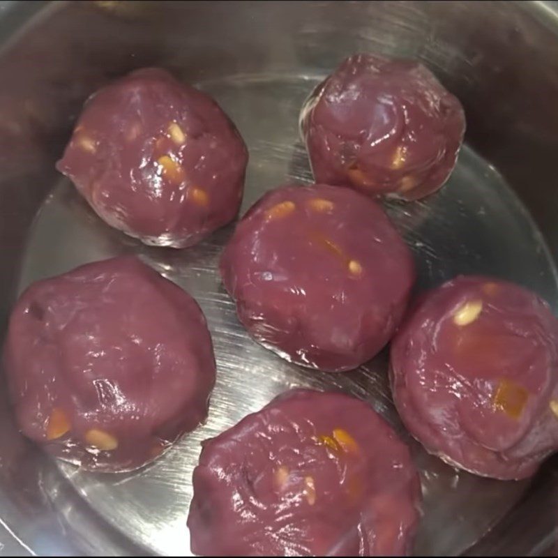 Step 4 Shape the filling balls Mooncake with taro filling