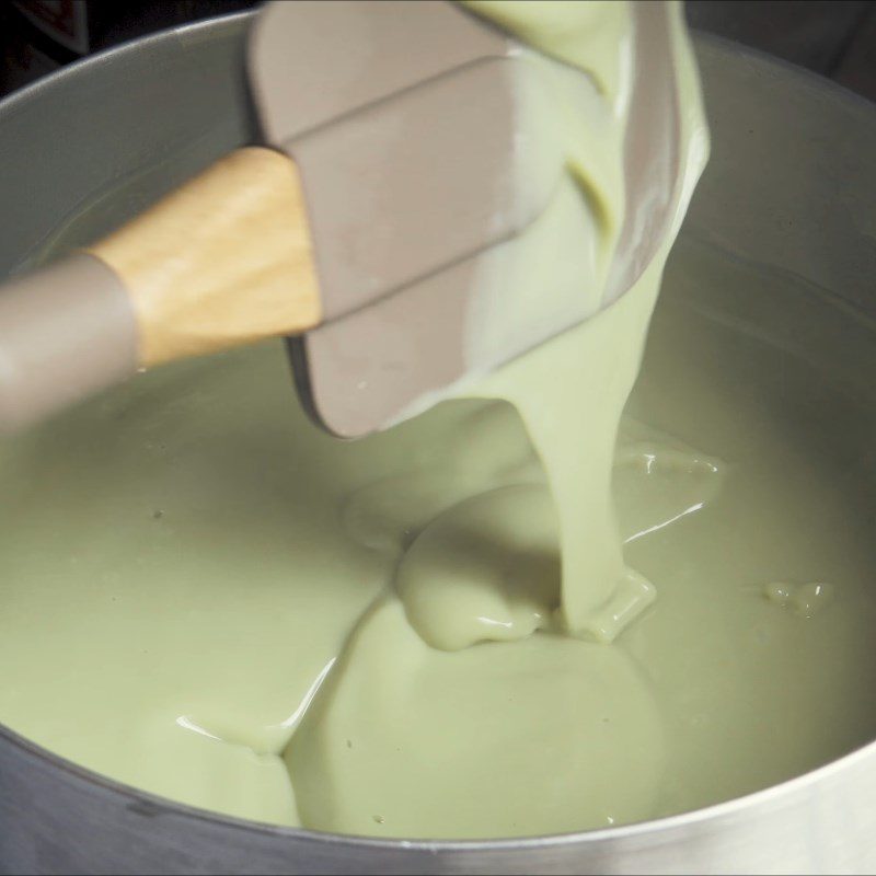 Step 2 Cooking the milk mixture Fresh milk fried with green tea flavor