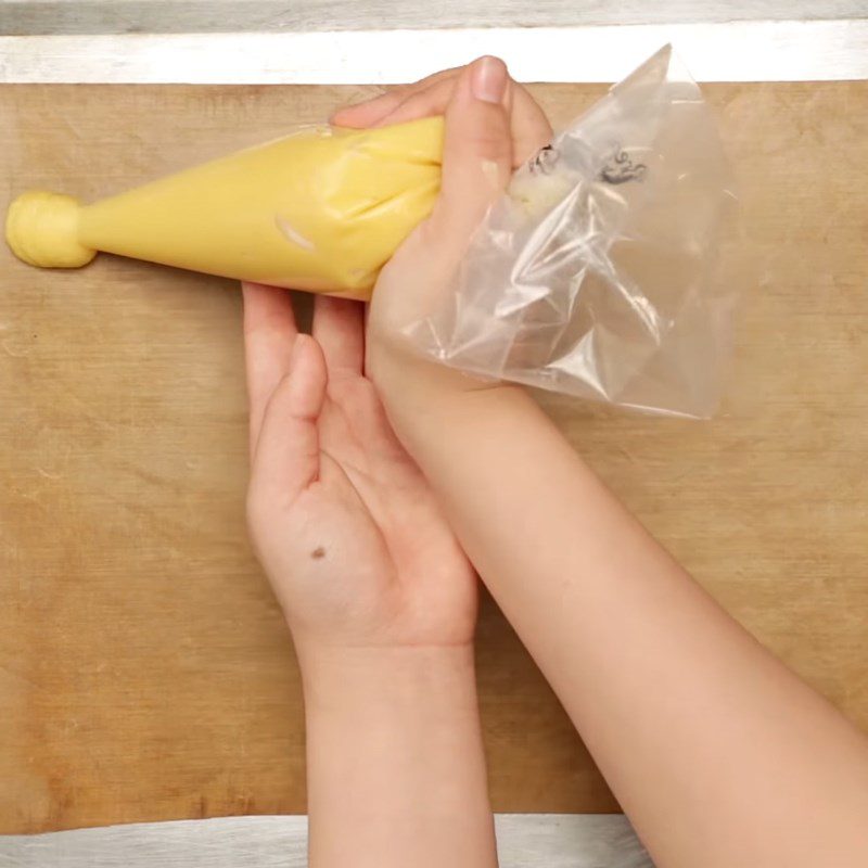 Step 3 Cook the shell dough for choux pastry with green tea cream filling