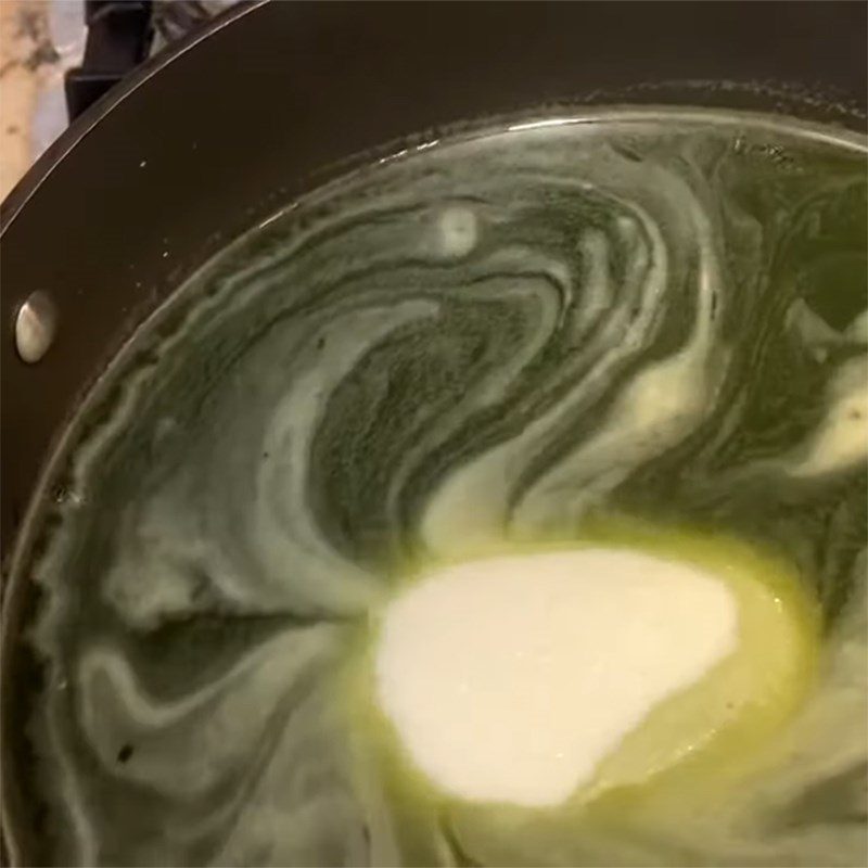 Step 2 Cooking the dough with mugwort leaf water Hand-rolled mugwort cake