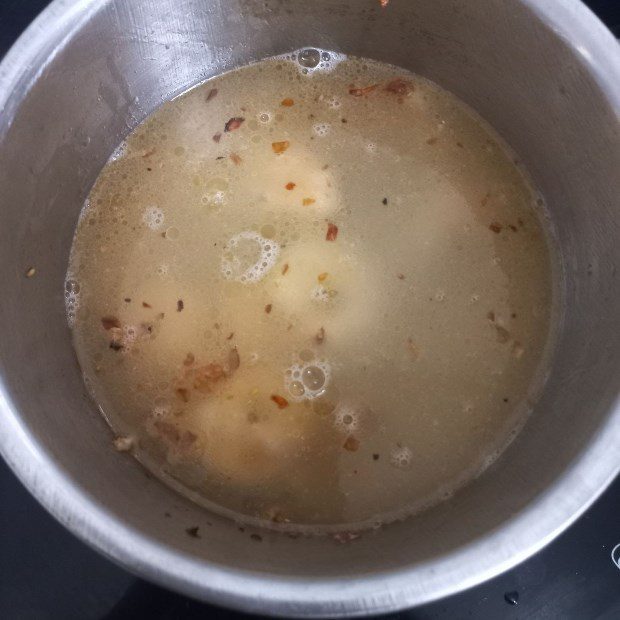 Step 4 Cooking soup Sour fish soup with water lily flowers