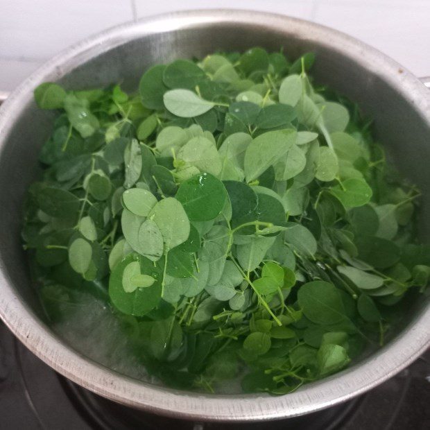 Step 4 Cooking soup Sour fish soup with water lily flowers