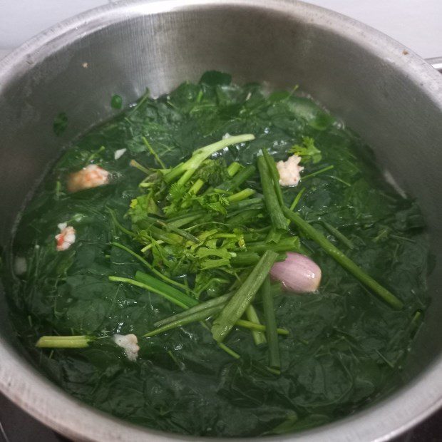 Step 4 Cooking soup Sour fish soup with water lily flowers