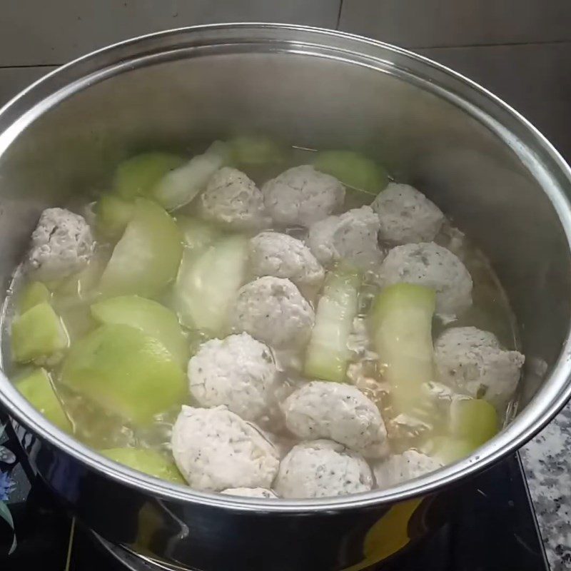 Step 4 Cook the soup for fish cake soup