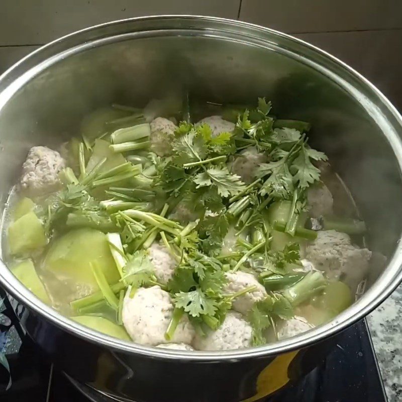 Step 4 Cook the soup for fish cake soup