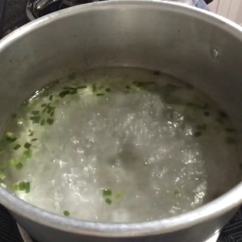 Step 3 Cook the soup for Fish Cake Soup with Chives