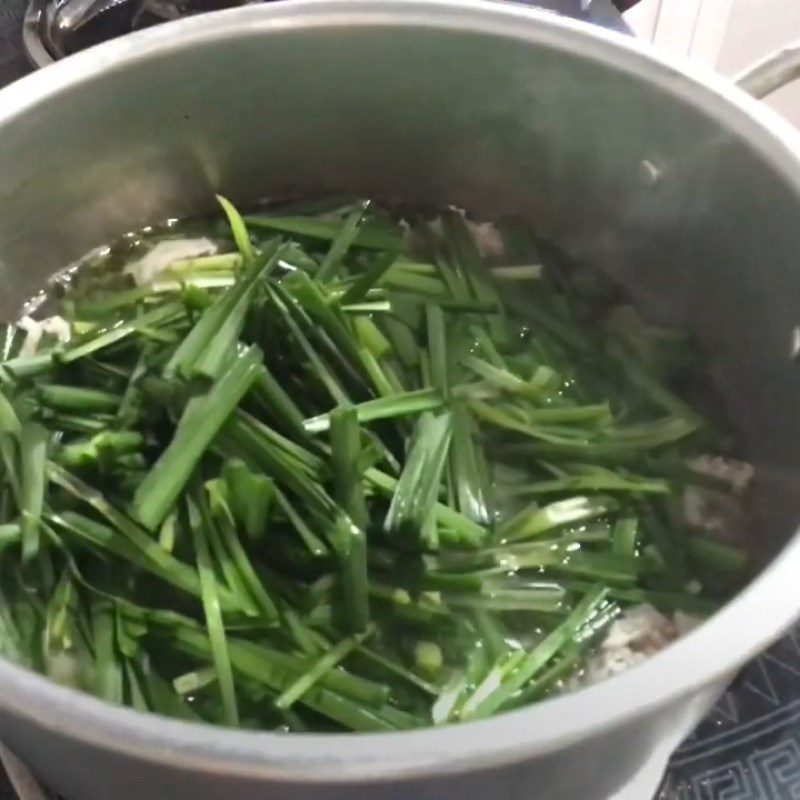 Step 3 Cooking fish cake soup with chives