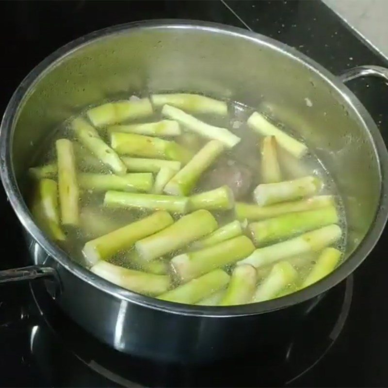 Step 3 Cooking soup Water spinach soup with pork ribs