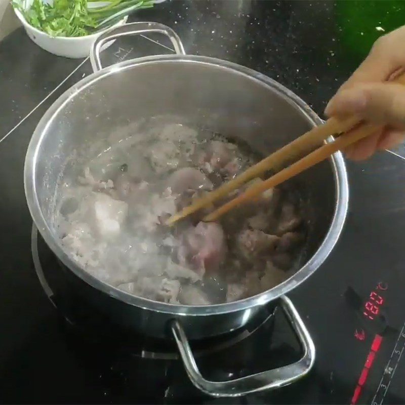 Step 3 Cooking soup Water spinach soup with pork ribs