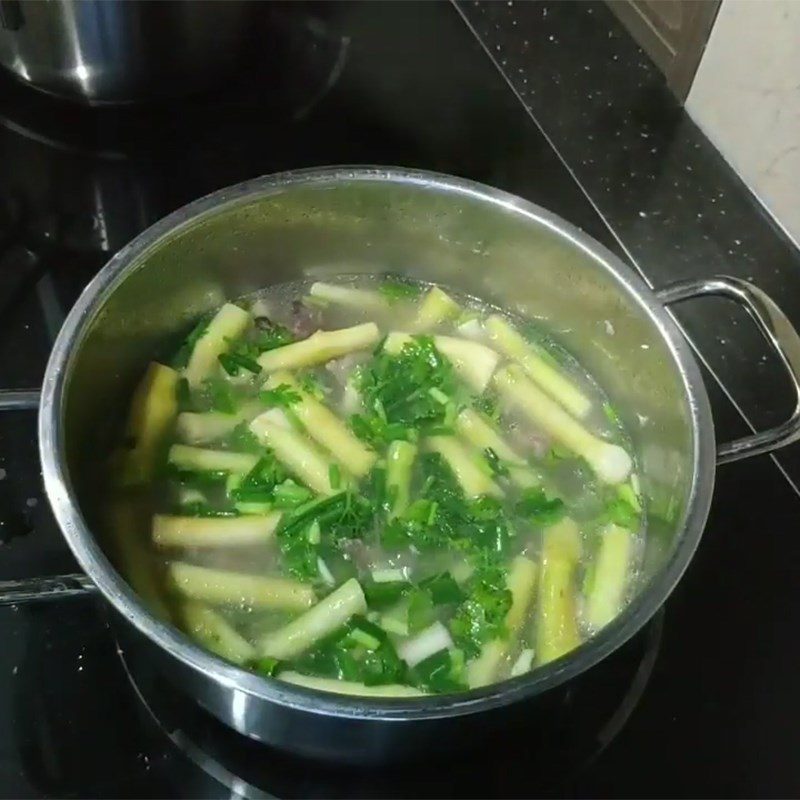 Step 3 Cooking soup Water spinach soup with pork ribs