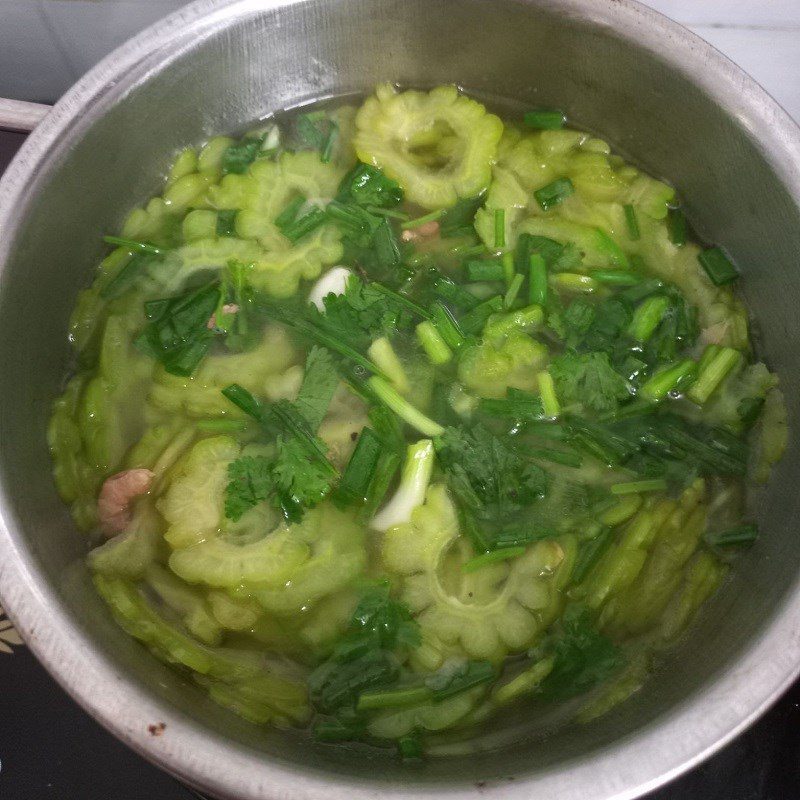 Step 3 Cook soup Bitter melon soup with dried shrimp (recipe shared by a user)