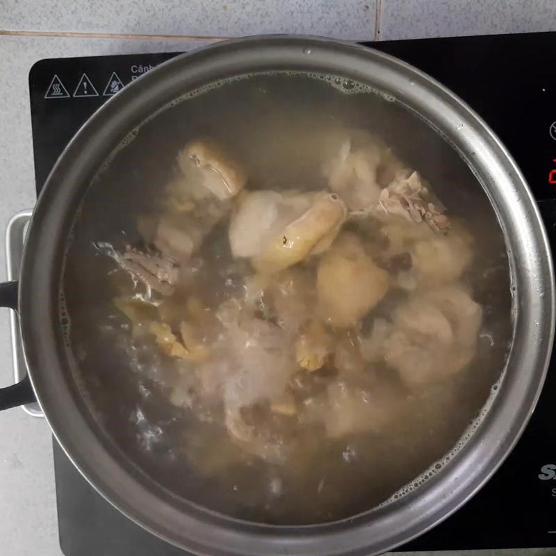 Step 3 Cook the soup Sour soup with Australian fish and young tamarind leaves