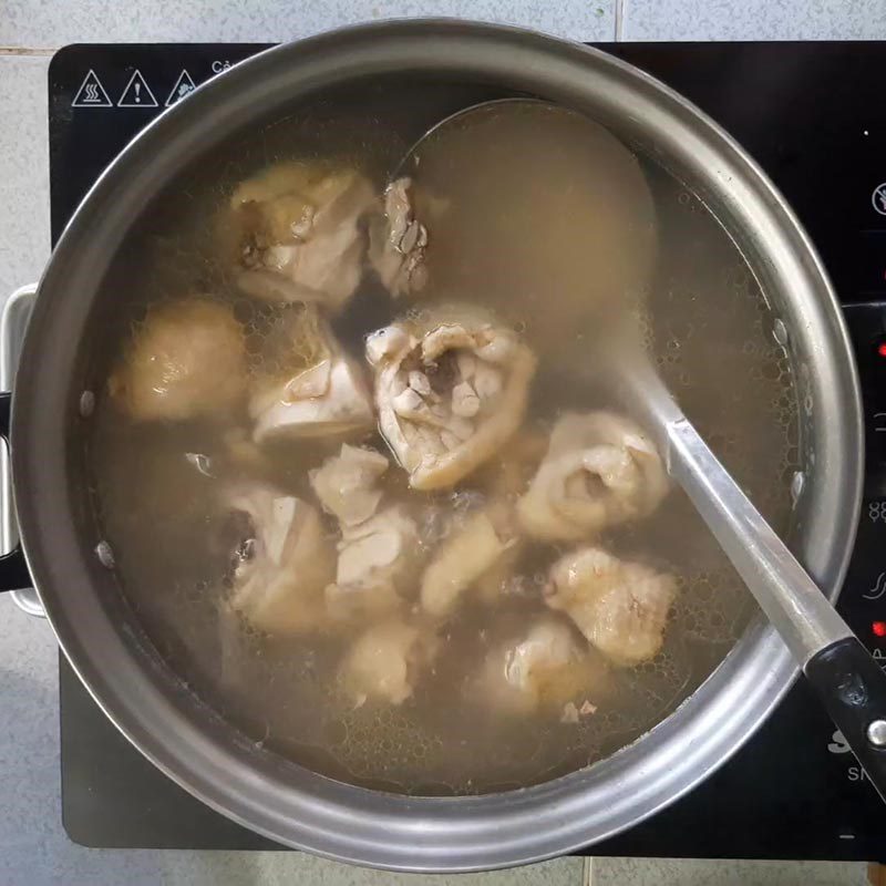 Step 3 Cook the soup Sour soup with Australian fish and young tamarind leaves