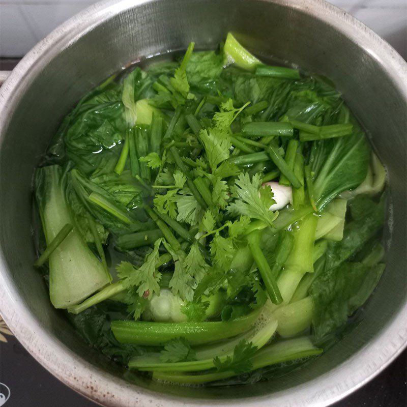 Step 4 Cook the soup for the rib soup with mushrooms and vegetables