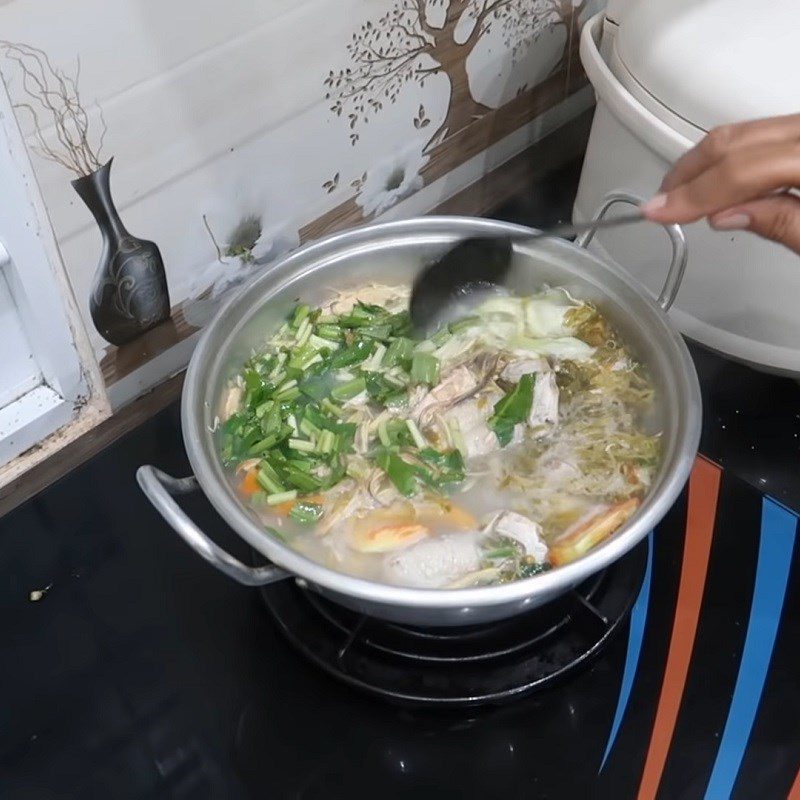 Step 3 Cook sour fish soup with young tamarind leaves