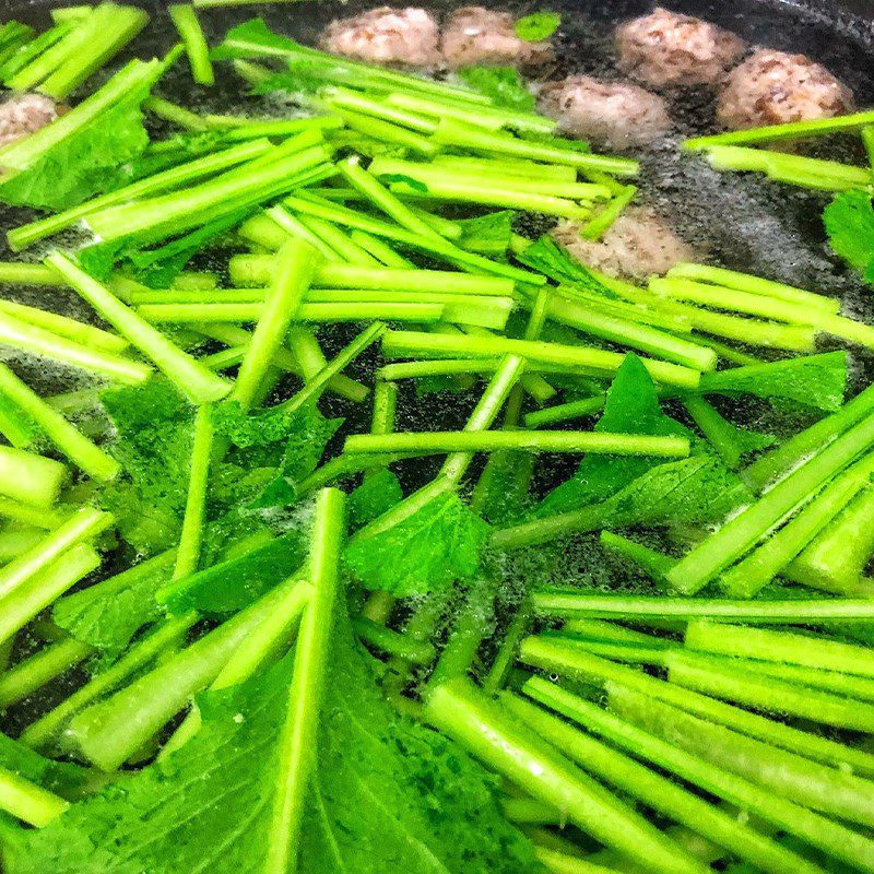 Step 3 Cooking soup Sweet mustard greens with minced meat