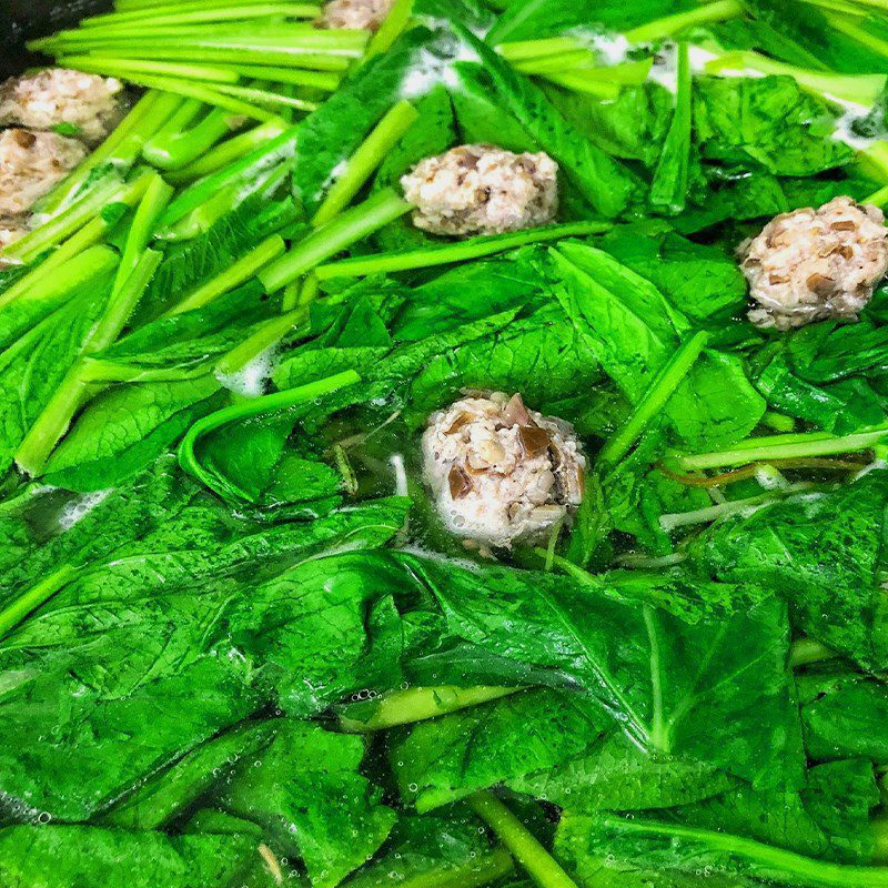 Step 3 Cooking soup Sweet mustard greens with minced meat