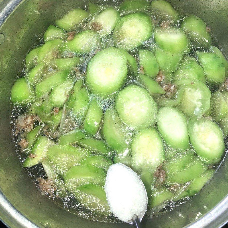 Step 3 Cook the soup Fresh shrimp and gourd soup with Chinese gourd