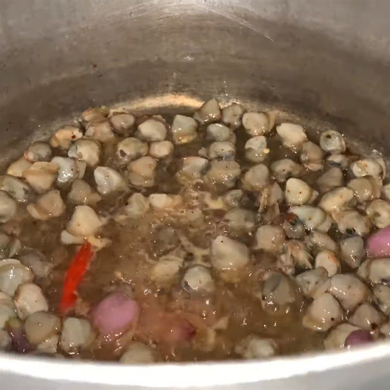 Step 4 Cook the soup of water spinach with clams