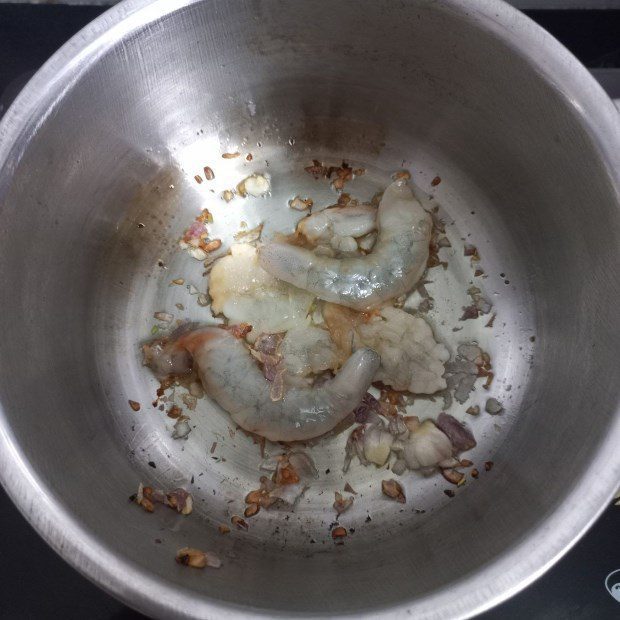 Step 3 Cooking eggplant soup with pork bones