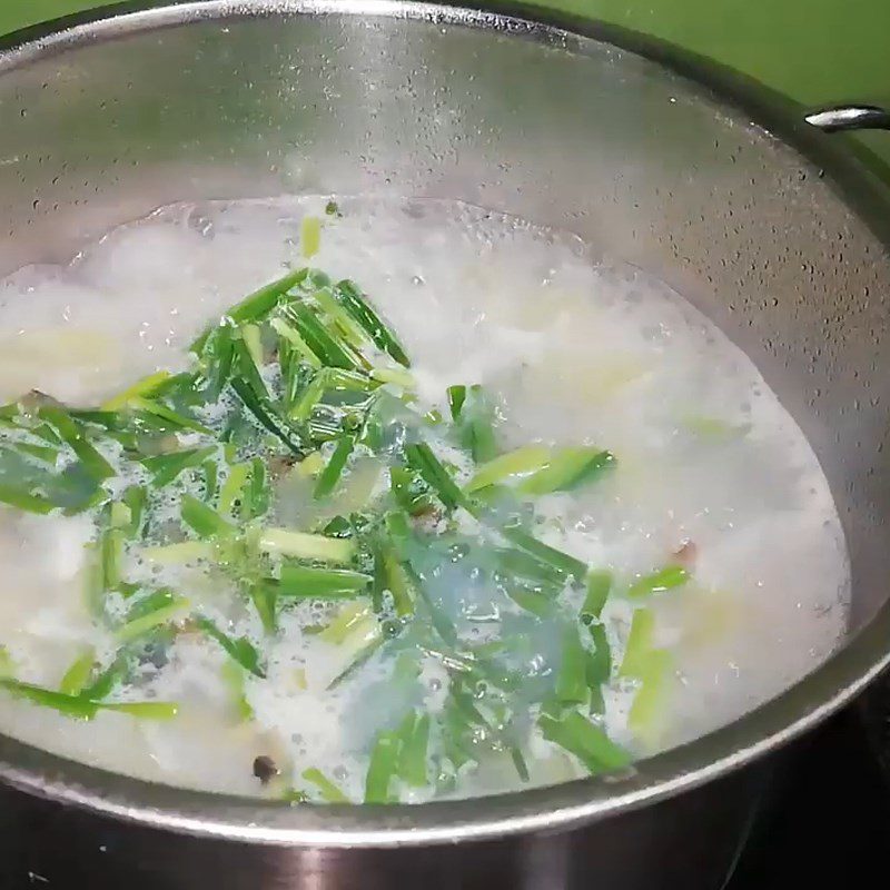 Step 3 Cook the gourd soup with scallops Scallop soup