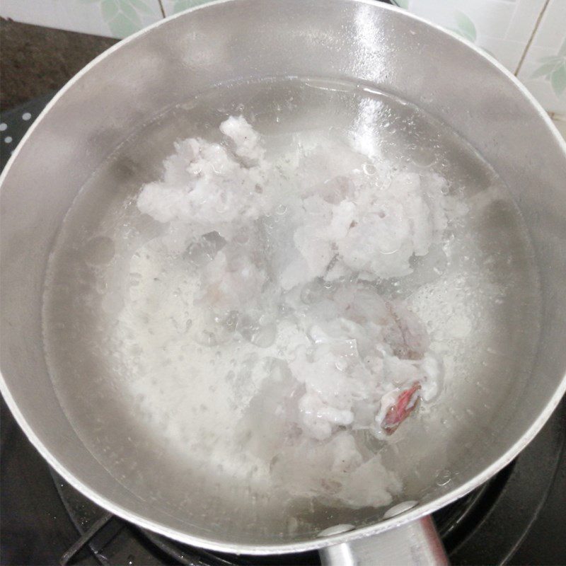 Step 3 Cook sweet mustard greens soup with snakehead fish Snakehead fish cake soup with sweet mustard greens