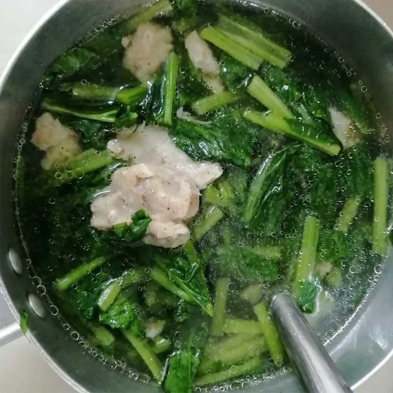 Step 3 Cooking sweet mustard greens with snakehead fish Sweet mustard greens soup cooked with snakehead fish paste