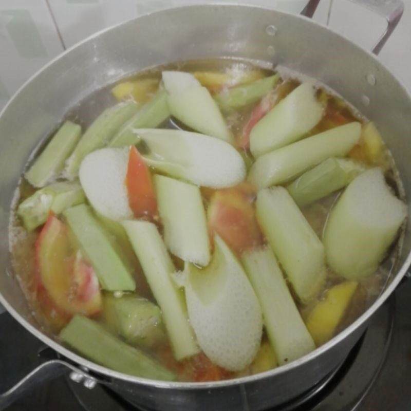 Step 4 Cook sour soup with grouper Sour soup with grouper and pineapple