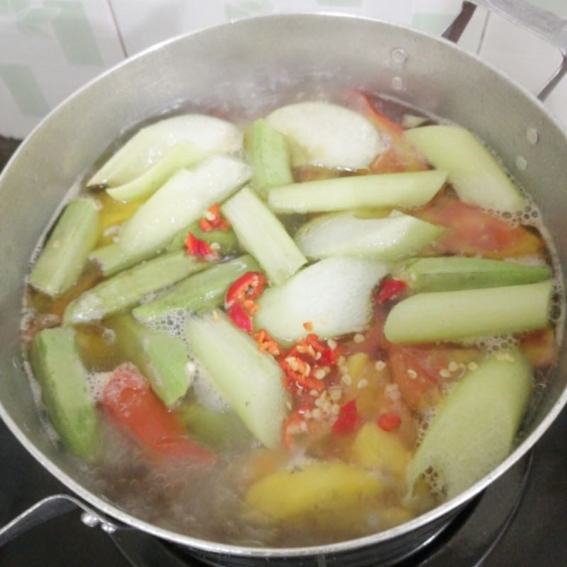 Step 4 Cooking sour soup with fish