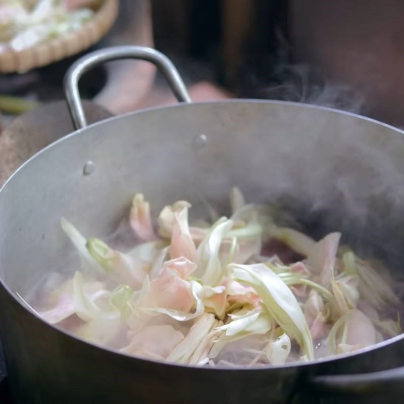 Step 3 Cooking sour soup with Garcinia fruit