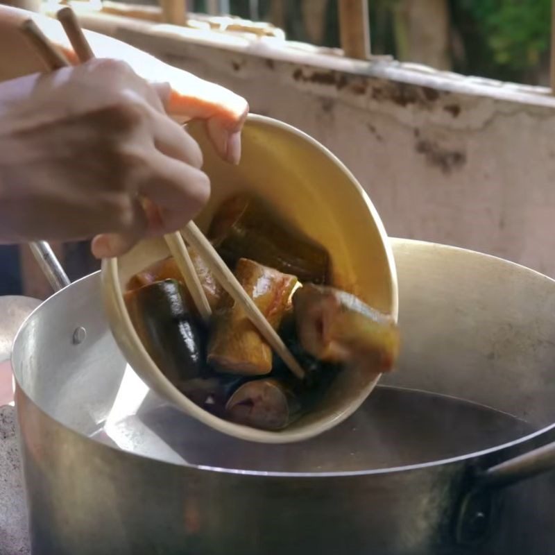 Step 3 Cooking sour soup with Garcinia fruit