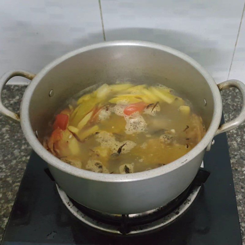 Step 5 Cook the crab soup Crab soup cooked with starfruit