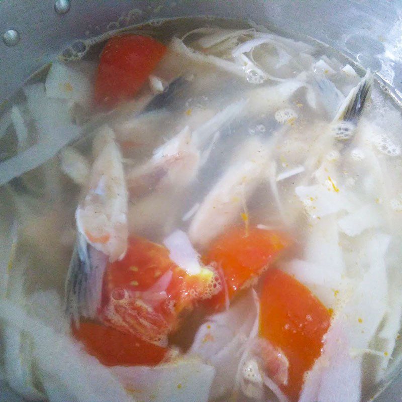 Step 3 Cook sour bamboo shoot soup with salmon Sour bamboo shoot soup with salmon