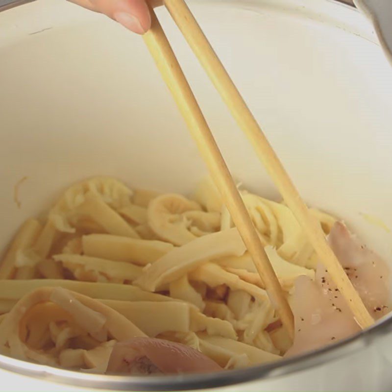 Step 3 Cooking braised pig's trotters with fresh bamboo shoots