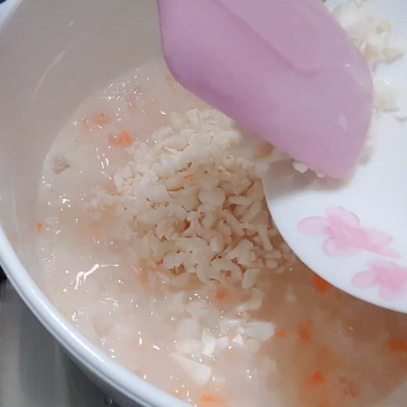 Step 3 Cooking oyster porridge with carrot and egg