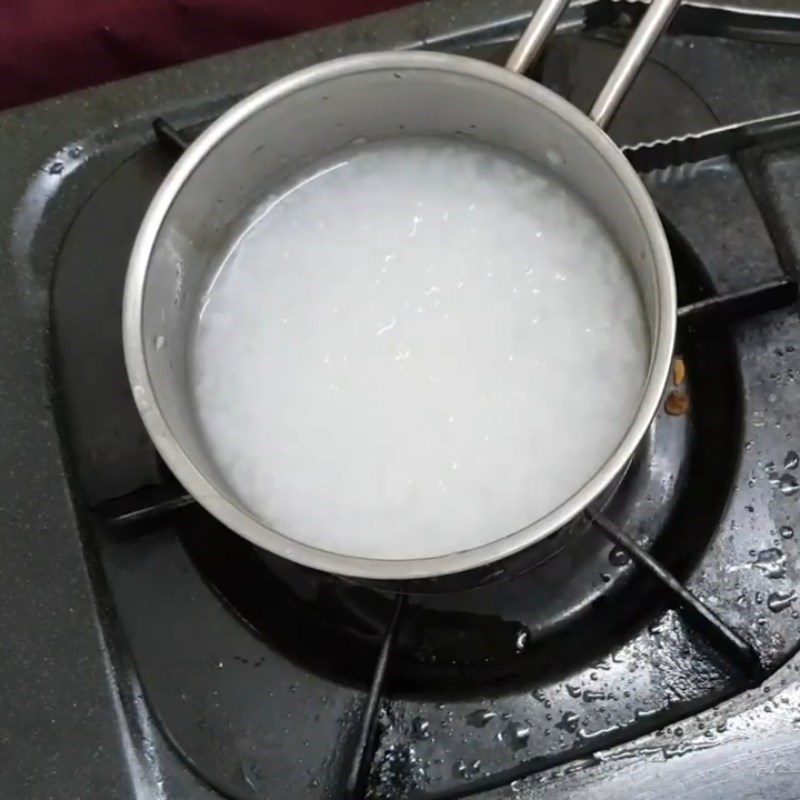 Step 2 Cooking white porridge Zucchini shrimp carrot porridge (for babies from 8 months old)