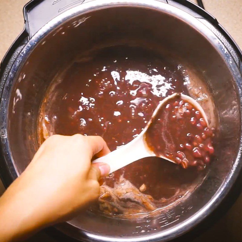 Step 2 Cook the red bean dessert for Red Bean Mochi