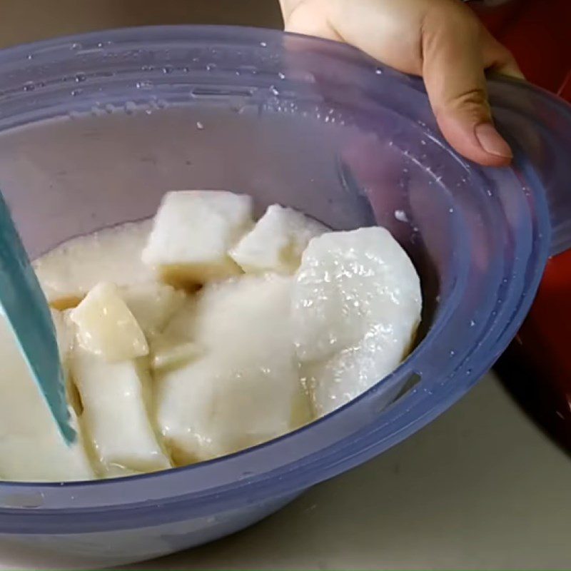 Step 4 Cook and knead the cake skin for the sticky rice cake with coconut milk filling