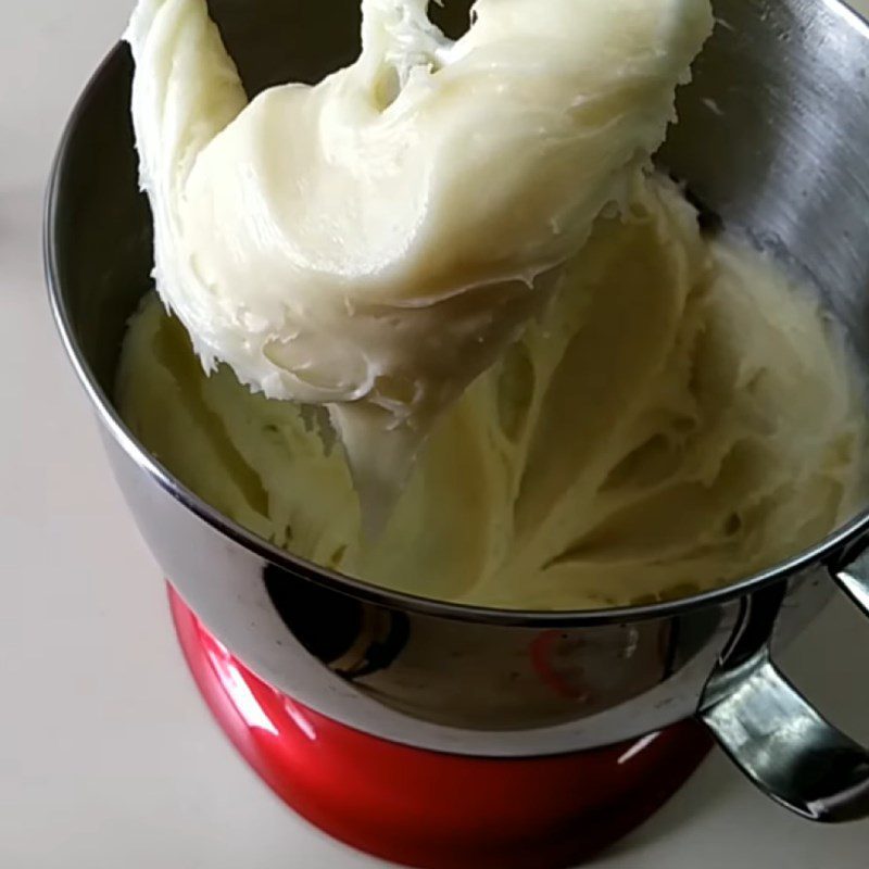 Step 4 Cook and knead the cake skin for the sticky rice cake with coconut milk filling