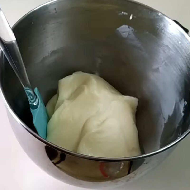 Step 4 Cook and knead the cake skin for the sticky rice cake with coconut milk filling