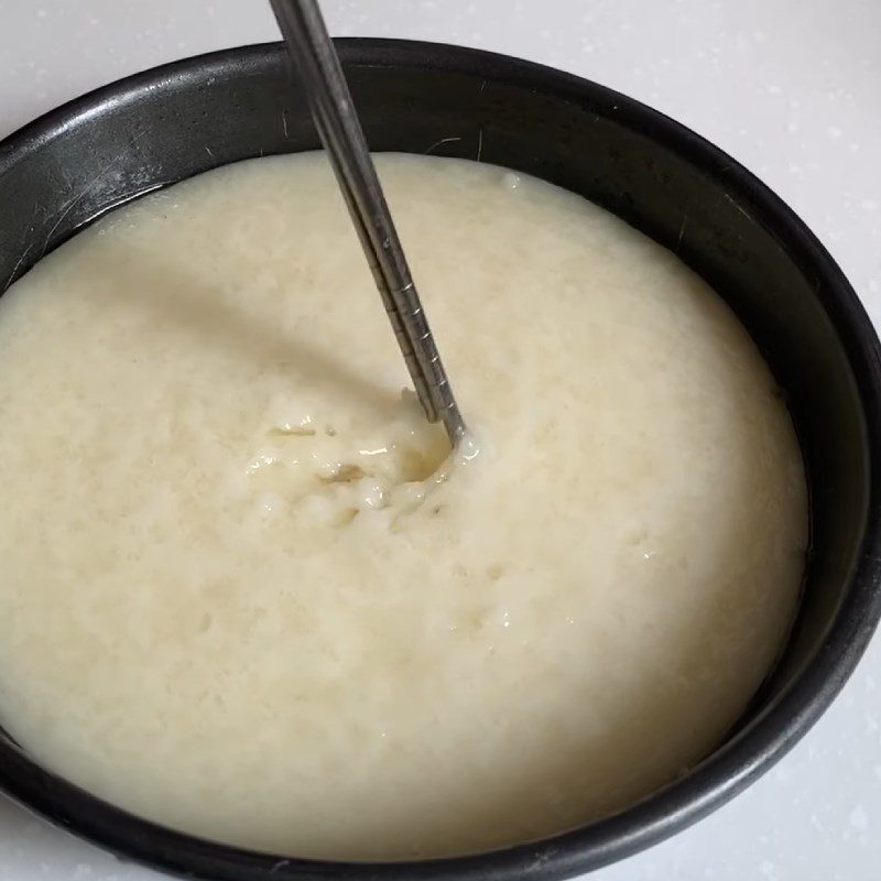 Step 4 Cooking and kneading the cake skin Soft cake with sticky rice flour and lotus seed filling