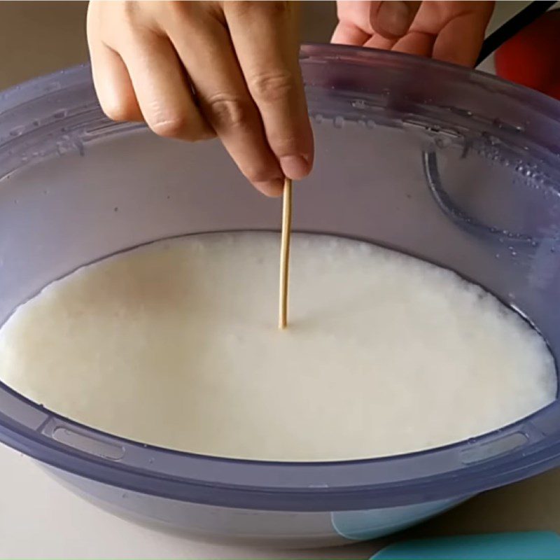 Step 4 Cook and knead the cake skin for the sticky rice cake with coconut milk filling