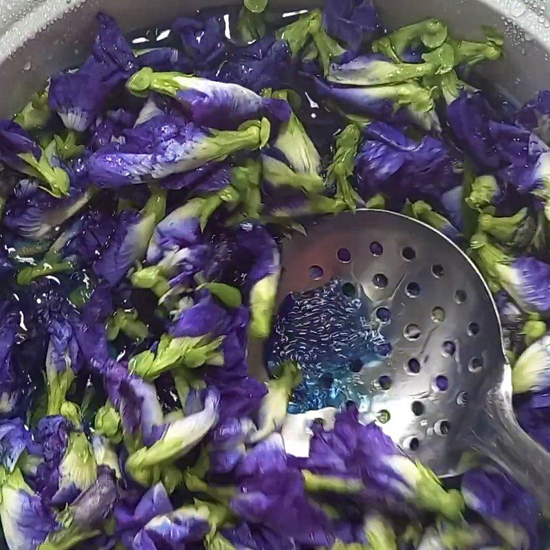 Step 2 Cooking butterfly pea flowers Fresh butterfly pea syrup