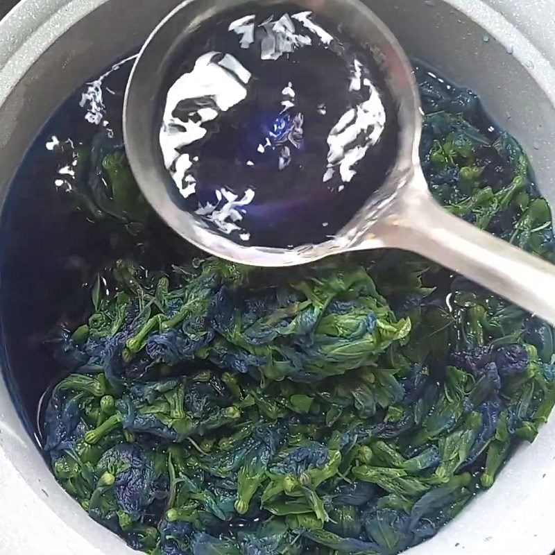 Step 2 Cooking butterfly pea flowers Fresh butterfly pea syrup