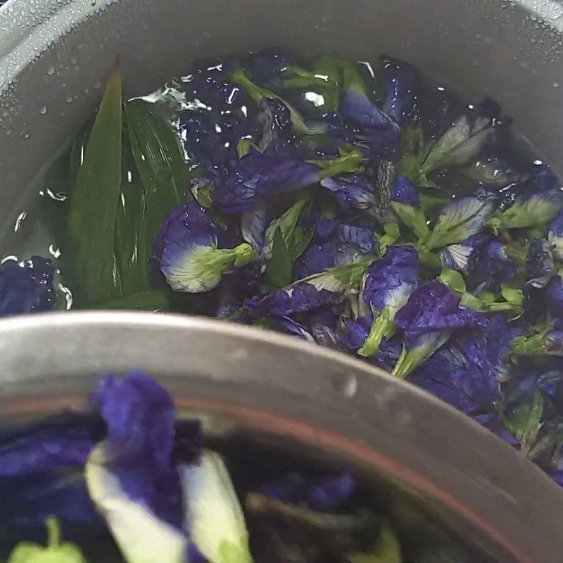 Step 2 Cooking butterfly pea flowers Fresh butterfly pea syrup